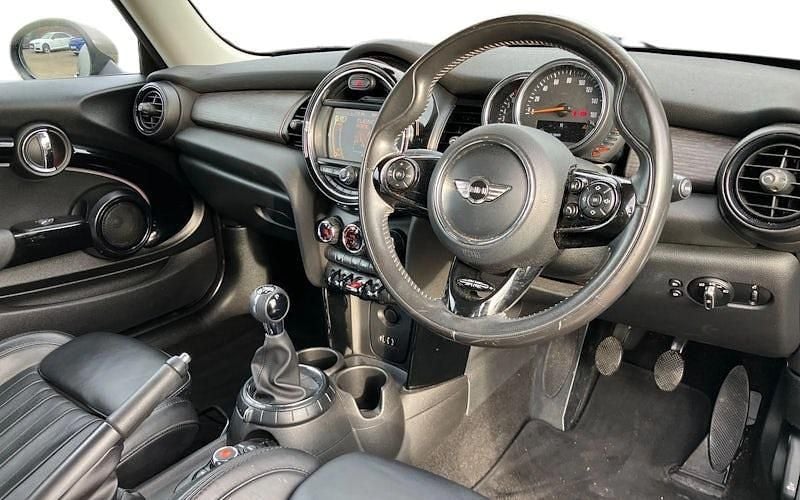 Usado Mini Cooper Chili 136 HP (100 kW) 2017 Verde Citadino