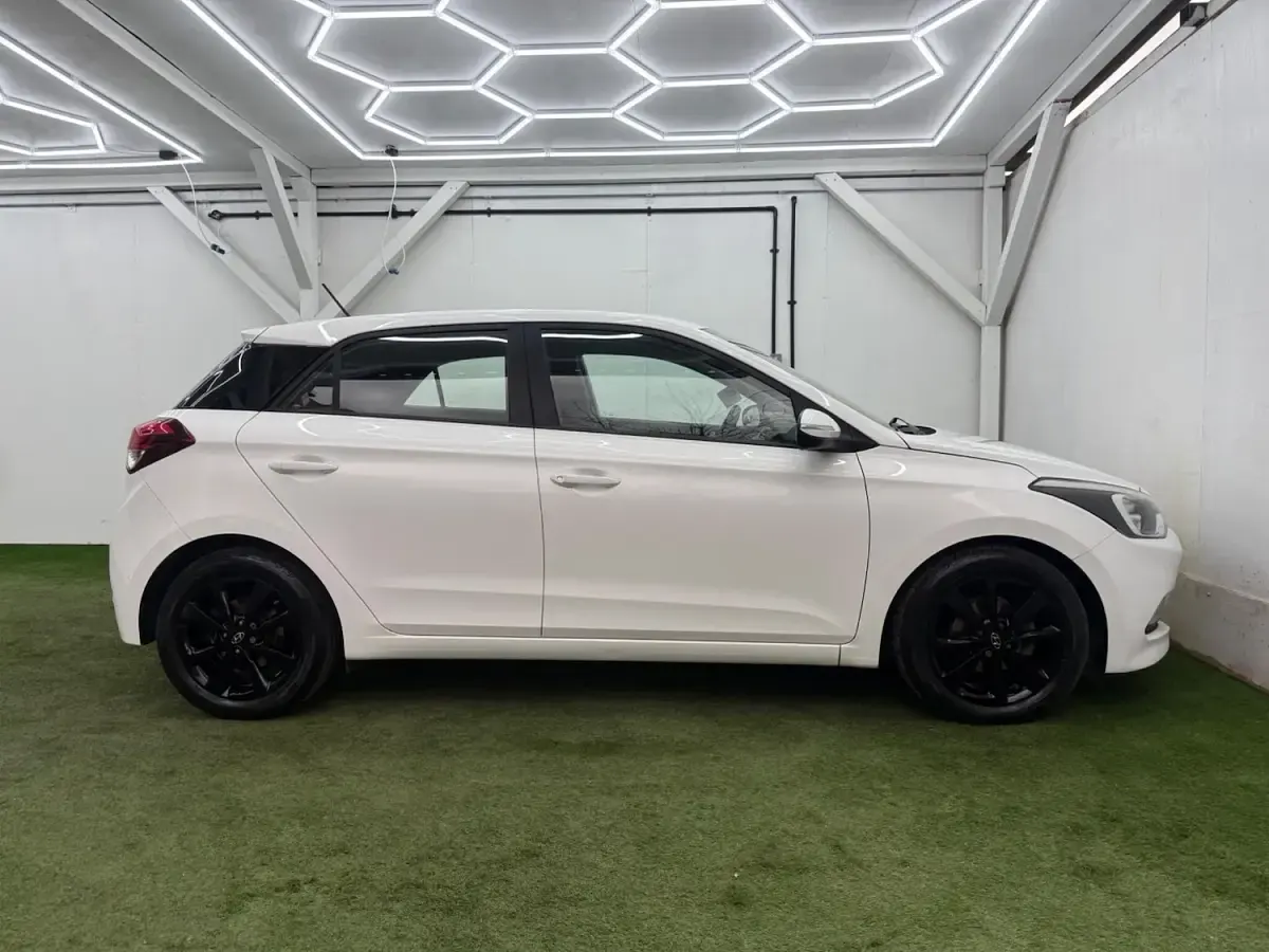 Used Hyundai i20 SE 84 HP (61 kW) 2015 White Hatchback