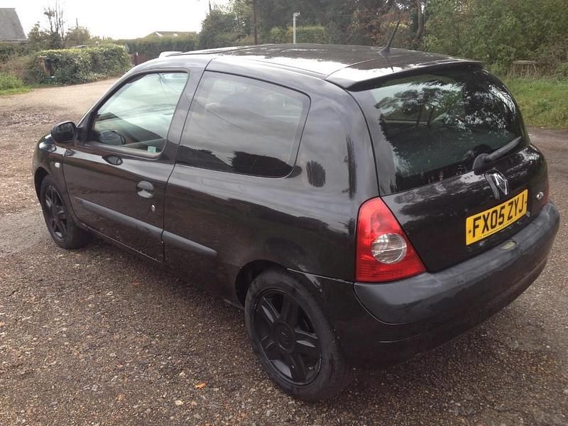 Used Renault Clio II Dynamique 75 HP (55 kW) 2005 Black Hatchback