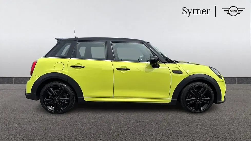 Used Mini Cooper Hatch 134 HP (98 kW) 2023 Yellow Hatchback