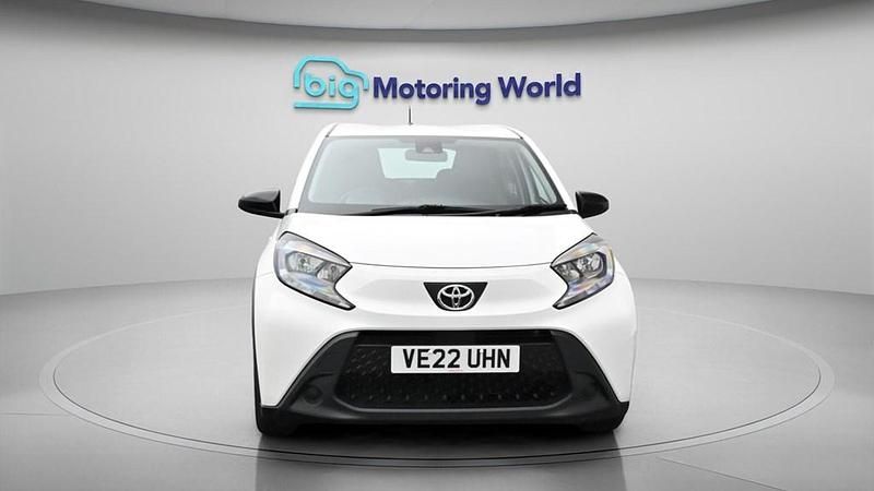 Used Toyota Aygo X PURE 72 HP (52 kW) 2022 White SUV