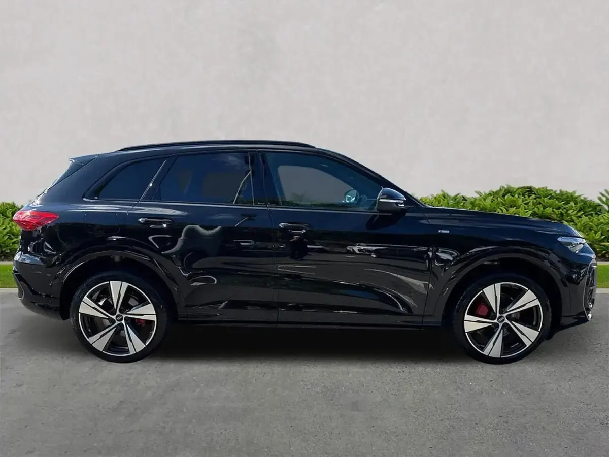 Begagnad Audi Q5 Advanced 268 HK (197 kW) 2025 Svart SUV