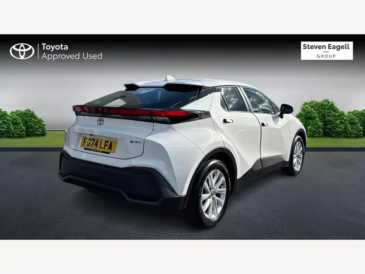 Used Toyota C-HR 140 HP (102 kW) 2024 White SUV