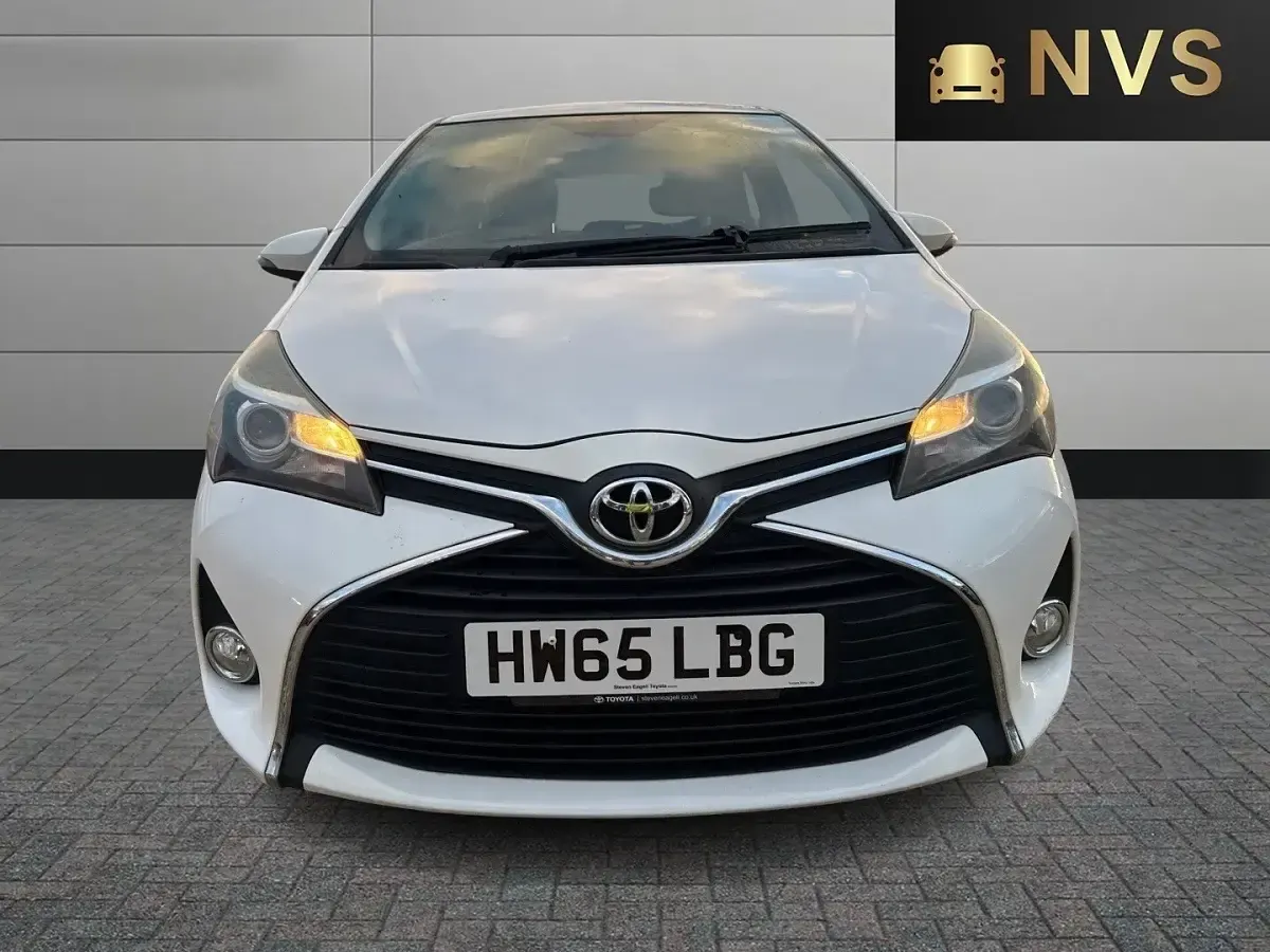 Used Toyota Yaris 69 HP (50 kW) 2015 White Hatchback