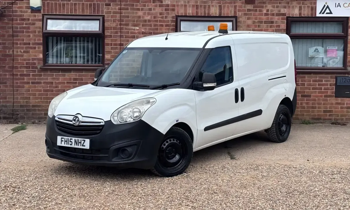 Used Vauxhall Combo S 105 HP (77 kW) 2015 White MPV