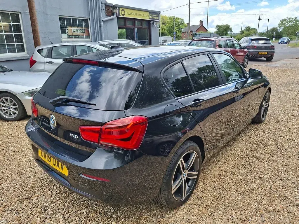 Begagnad BMW 118 Sport Line 136 HK (100 kW) 2019 Svart Halvkombi