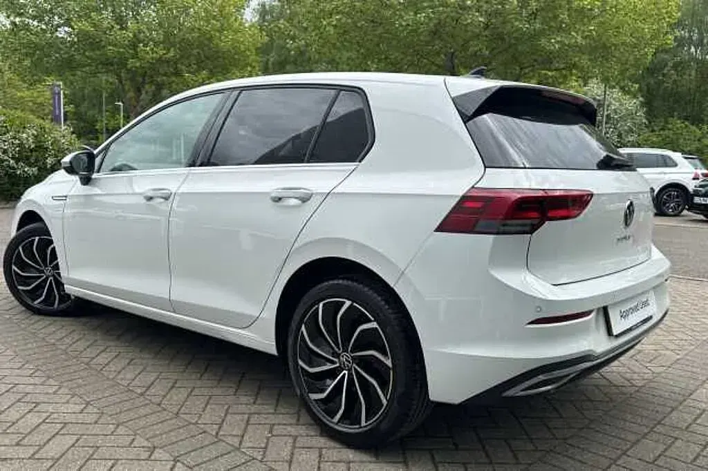 Second-hand VW Golf VIII 130 CP (95 kW) 2023