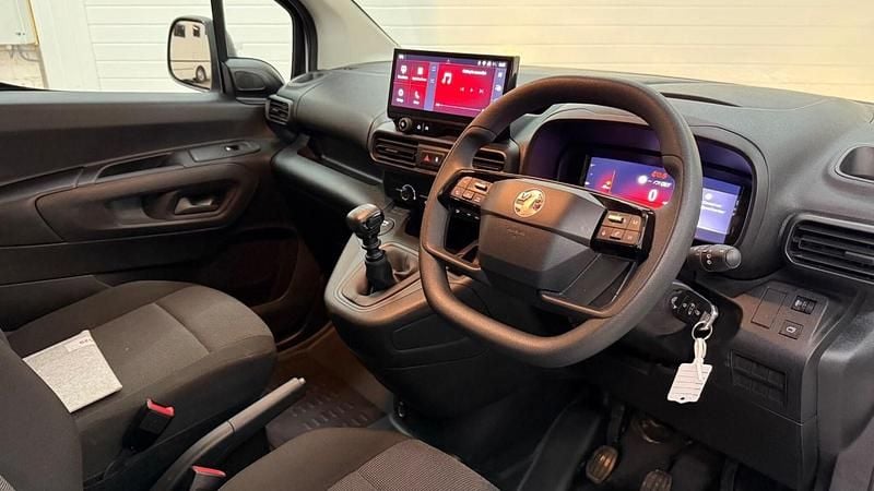 Used Vauxhall Combo S 101 HP (74 kW) 2024 White MPV