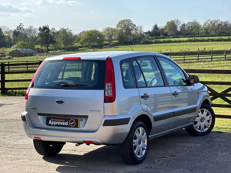 Used Ford Fusion Style 80 HP (58 kW) 2010 Silver Hatchback