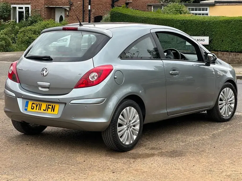 Gebraucht Vauxhall Corsa 90 PS (66 kW) 2011 Silber Kleinwagen