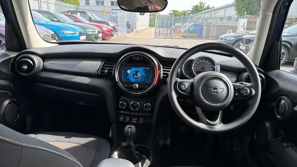 Used Mini Cooper Classic 134 HP (98 kW) 2019 Blue Hatchback