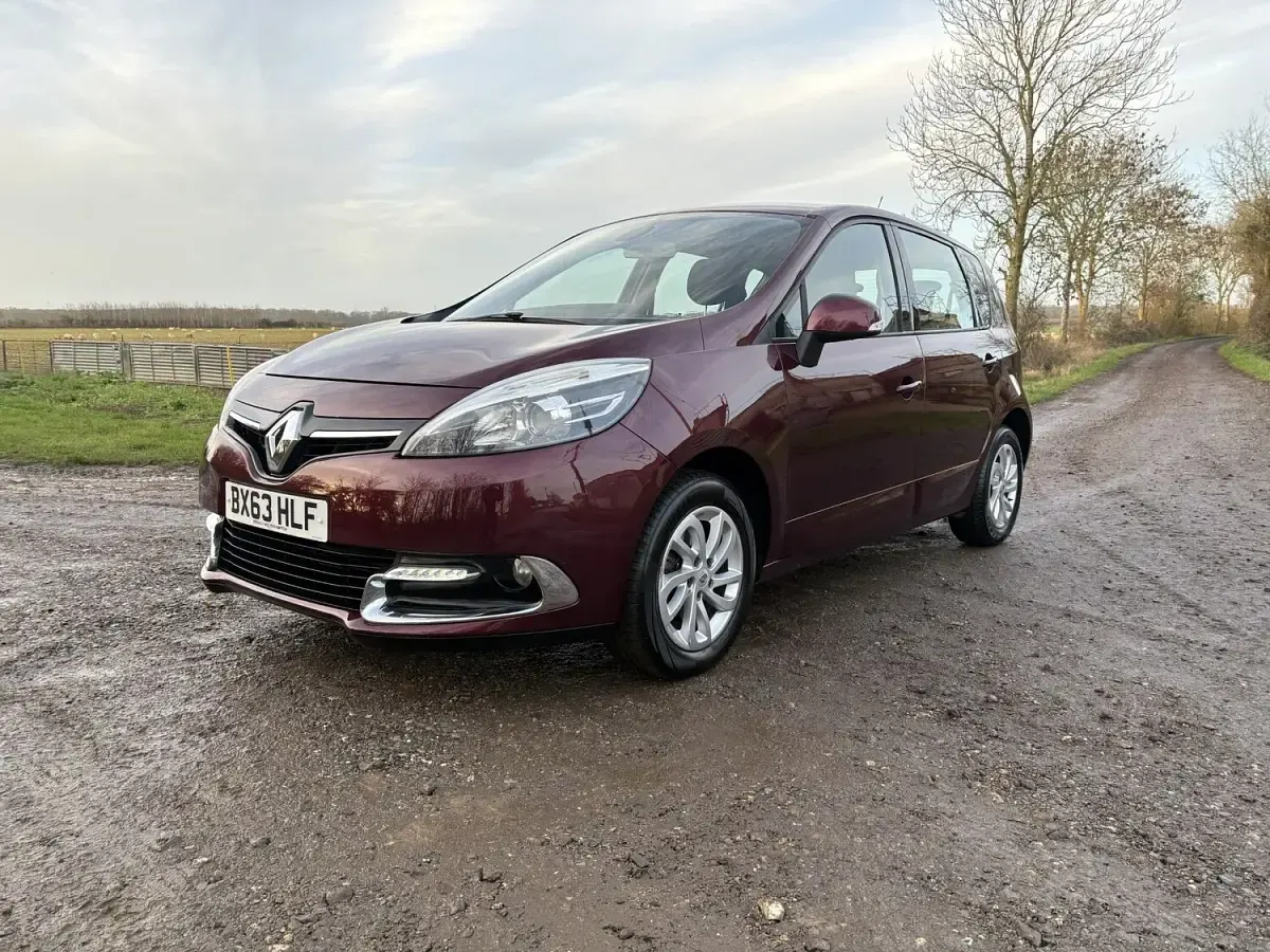 Usado Renault Scénic III Dynamique 110 CV (80 kW) 2013 Rojo Monovolumen