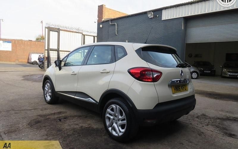 Used Renault Captur Dynamique 90 HP (66 kW) 2016 Cream SUV