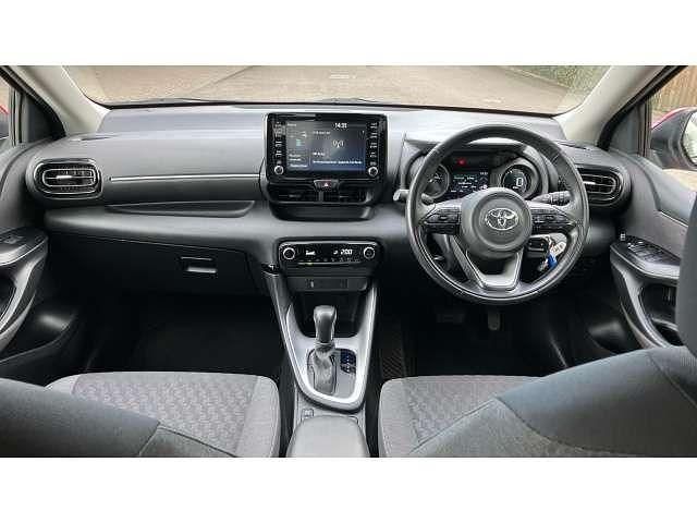 Used Toyota Yaris Hybrid Design 116 HP (85 kW) 2023 Red Hatchback