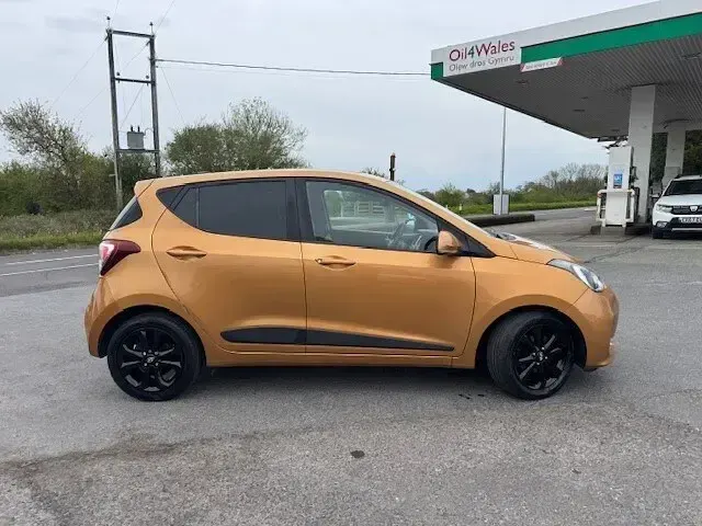 Used Hyundai i10 Premium SE 87 HP (63 kW) 2017 Orange Hatchback