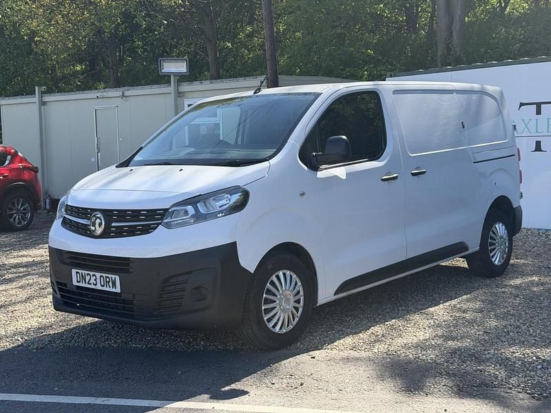 Second-hand Vauxhall Vivaro 100 CP (73 kW) 2023 Alb Monovolum