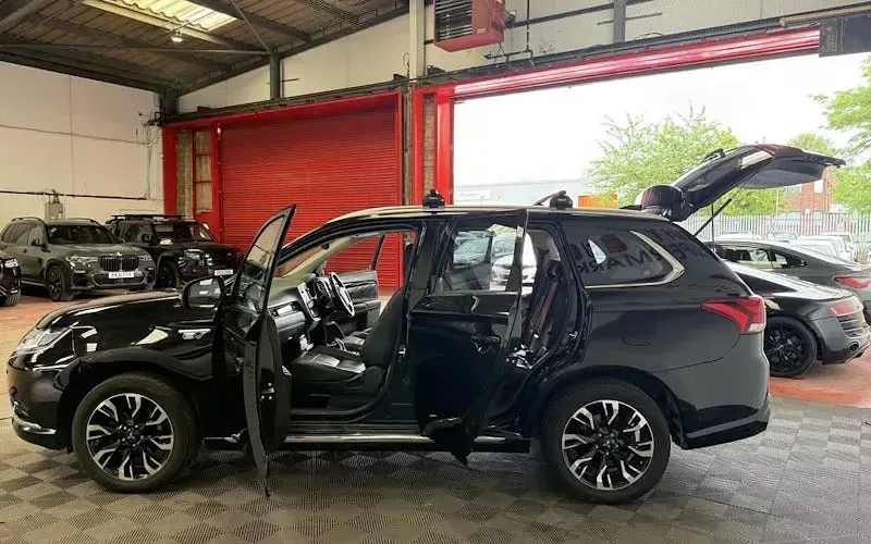 Used Mitsubishi Outlander P-HEV 203 HP (149 kW) 2017 Black SUV