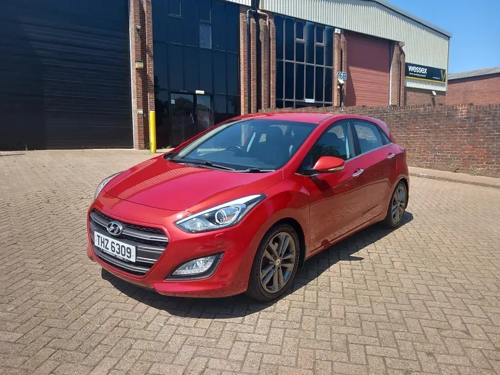 Used Hyundai i30 Premium 136 HP (100 kW) 2015 Red Hatchback