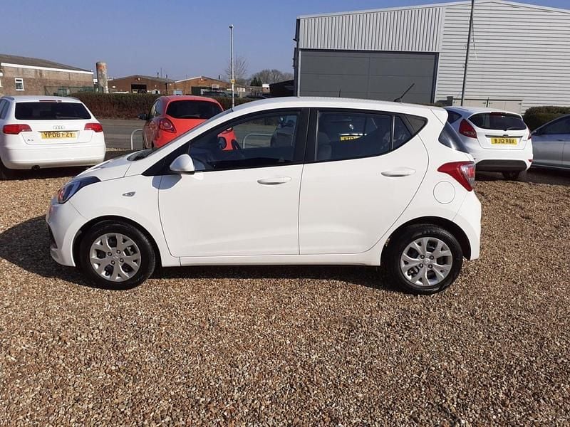 Used Hyundai i10 SE 67 HP (49 kW) 2014 White Hatchback