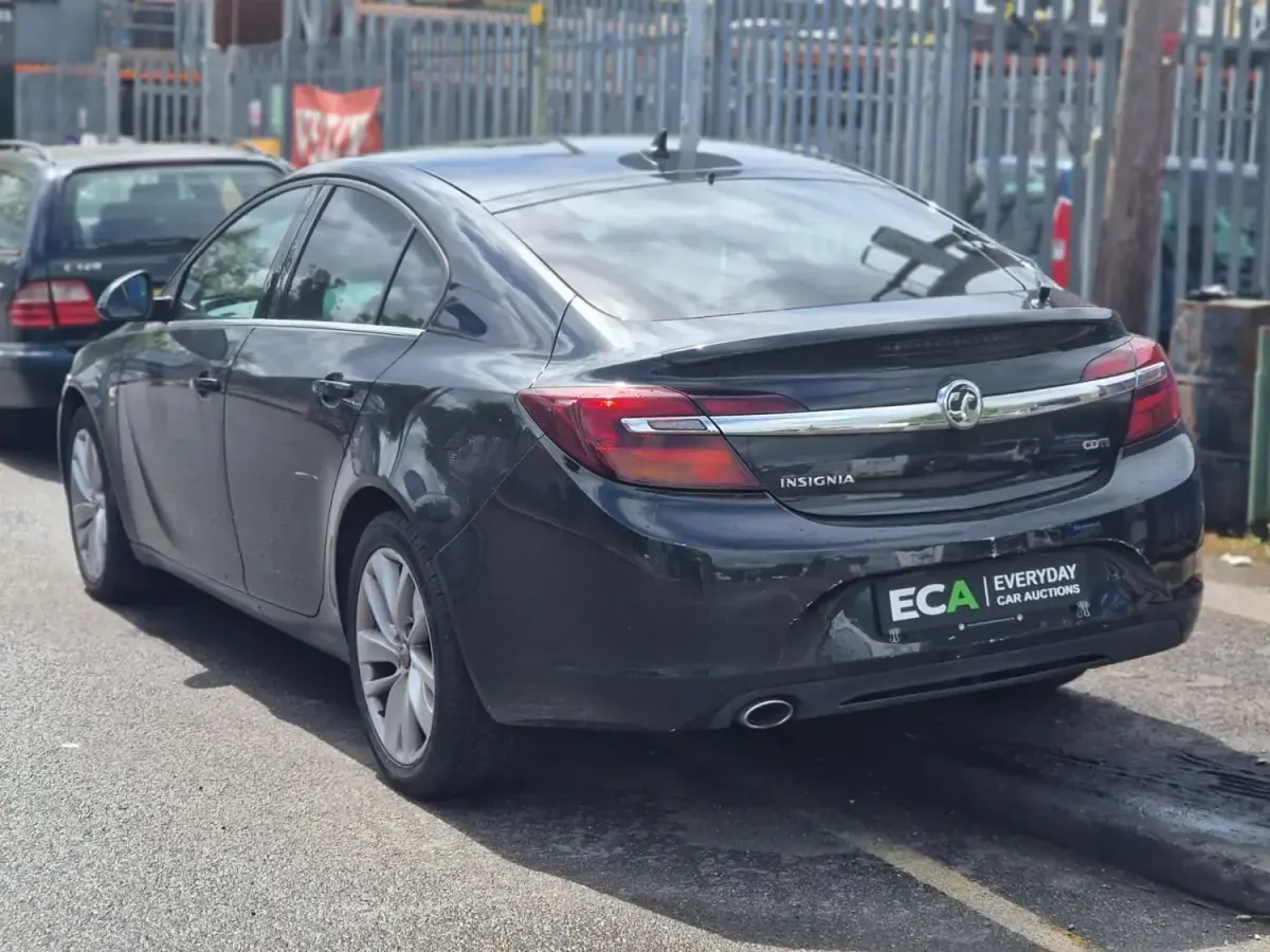 Begagnad Vauxhall Insignia SRi 2016 Svart Halvkombi