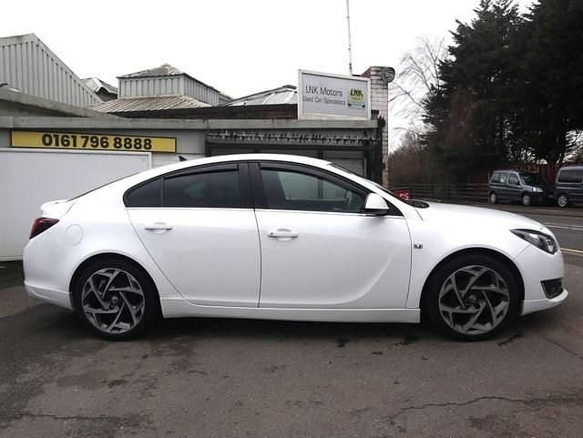 Used Vauxhall Insignia SRi 136 HP (100 kW) 2015 White Hatchback