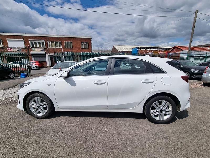 White Used 2021 Kia Ceed 2 Hatchback | £7,695 (Fair price) - Image 1/4