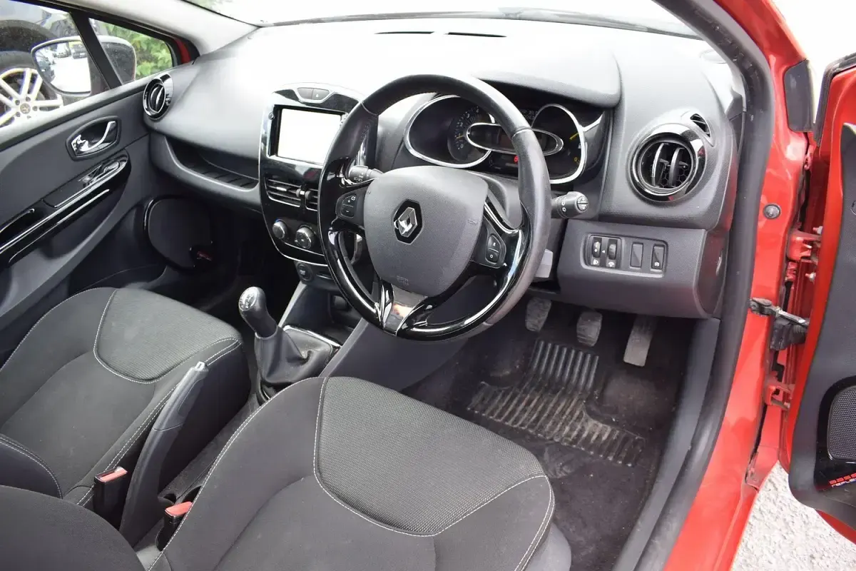 Used Renault Clio Dynamique 90 HP (66 kW) 2013 Red Hatchback