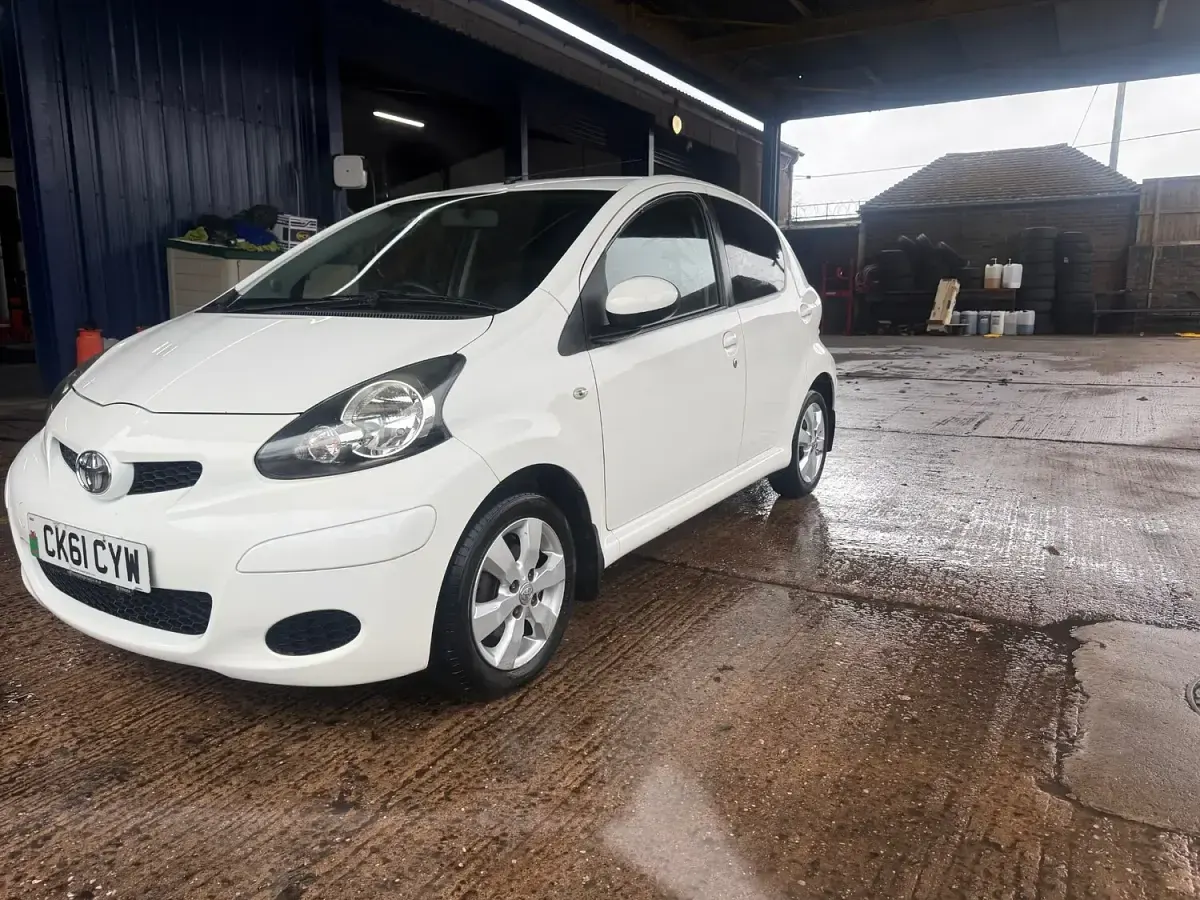 Used Toyota Aygo 67 HP (49 kW) 2011 White Hatchback
