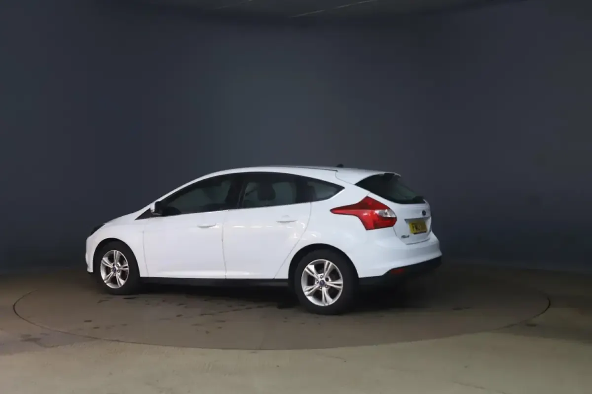 Usado Ford Focus Zetec 2013 Branco Citadino