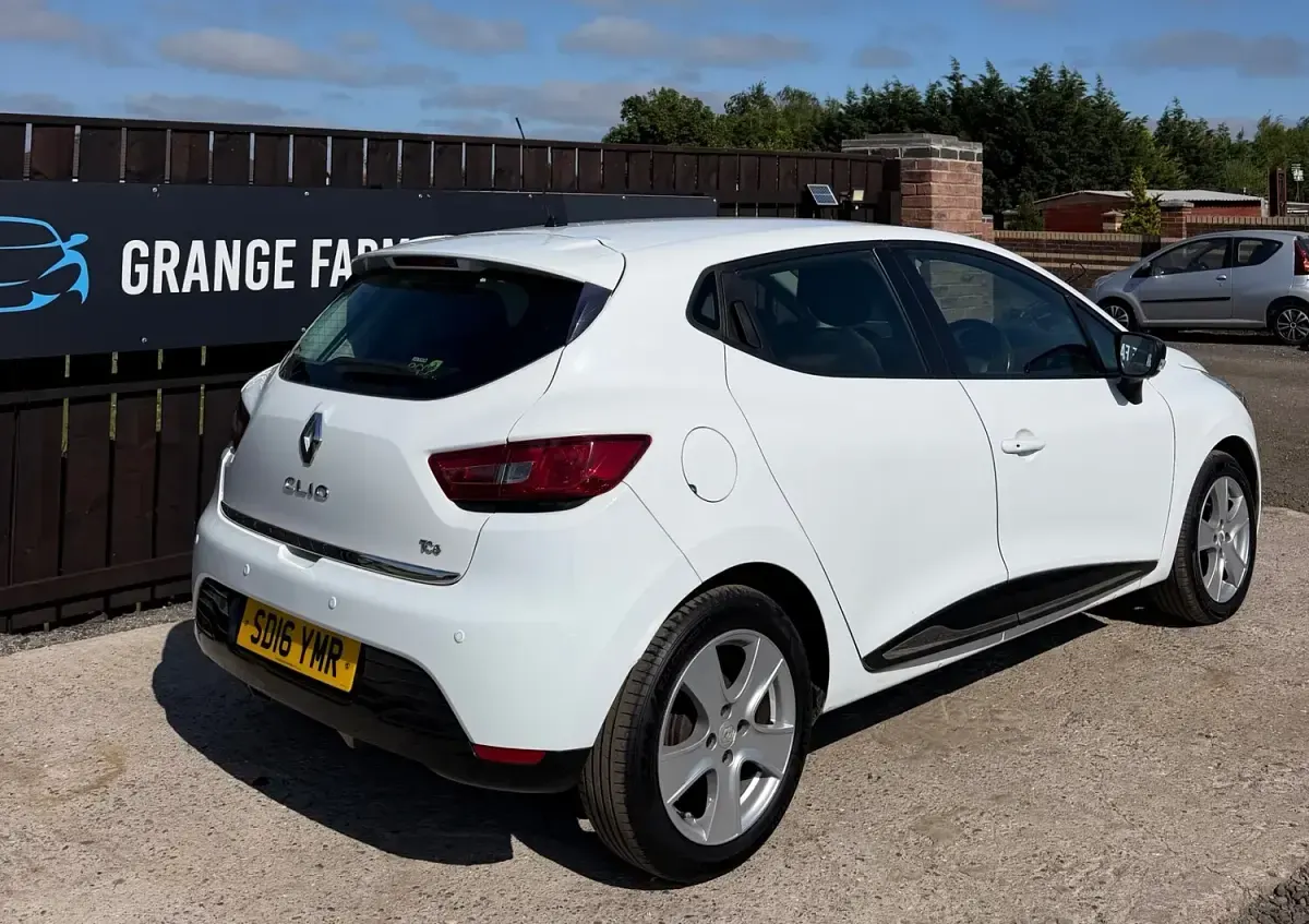 Used Renault Clio Dynamique 2016 White Hatchback