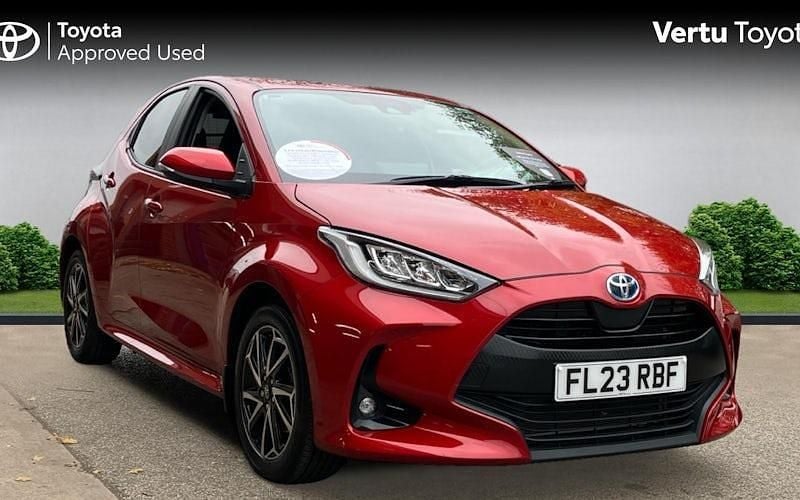 Used 2025 Toyota Yaris Hybrid Design Hatchback | £18,274 (Good price) - Image 1/4