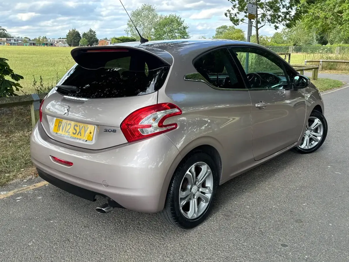 Used Peugeot 208 Allure 95 HP (69 kW) 2012 Pink Hatchback
