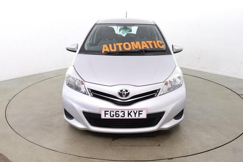 Begagnad Toyota Yaris Multidrive S 101 HK (74 kW) 2013 Silver Halvkombi