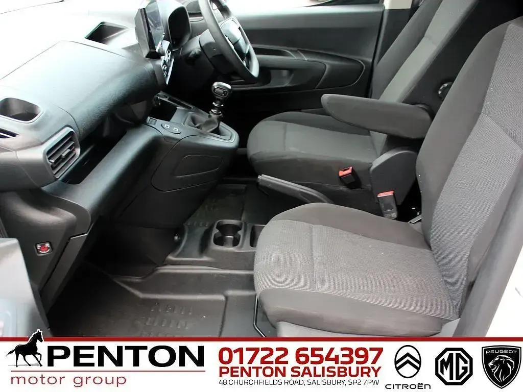 Second-hand Vauxhall Combo S 100 CP (73 kW) 2024 Alb Monovolum