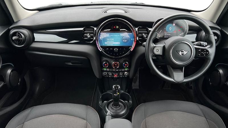 Usado Mini Cooper Classic 134 HP (98 kW) 2023 Prateado Citadino