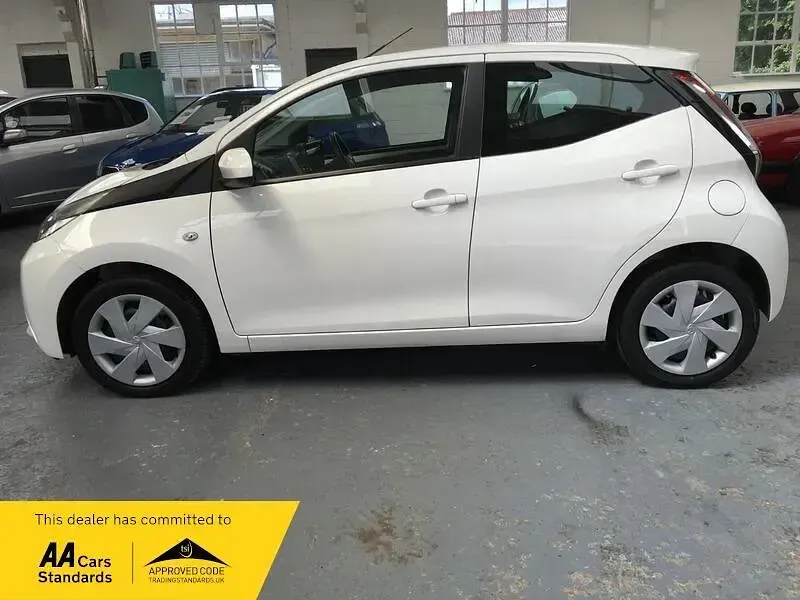 Used Toyota Aygo X-play 68 HP (50 kW) 2014 White Hatchback