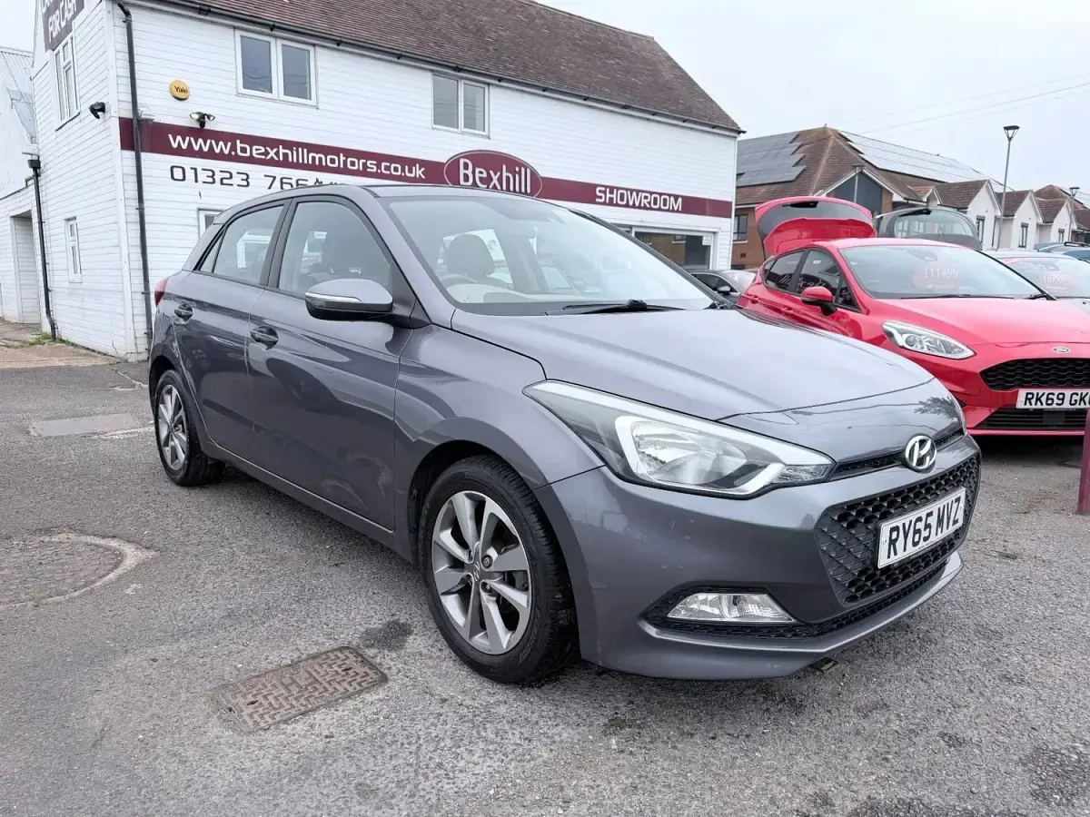 Begagnad Hyundai i20 SE 100 HK (73 kW) 2016 Grå Halvkombi