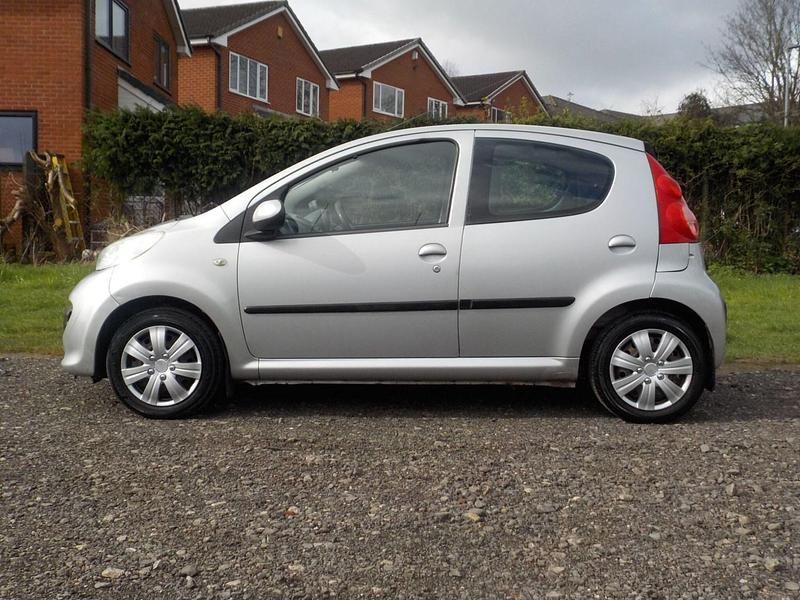 Begagnad Peugeot 107 68 HK (50 kW) 2005 Silver Halvkombi