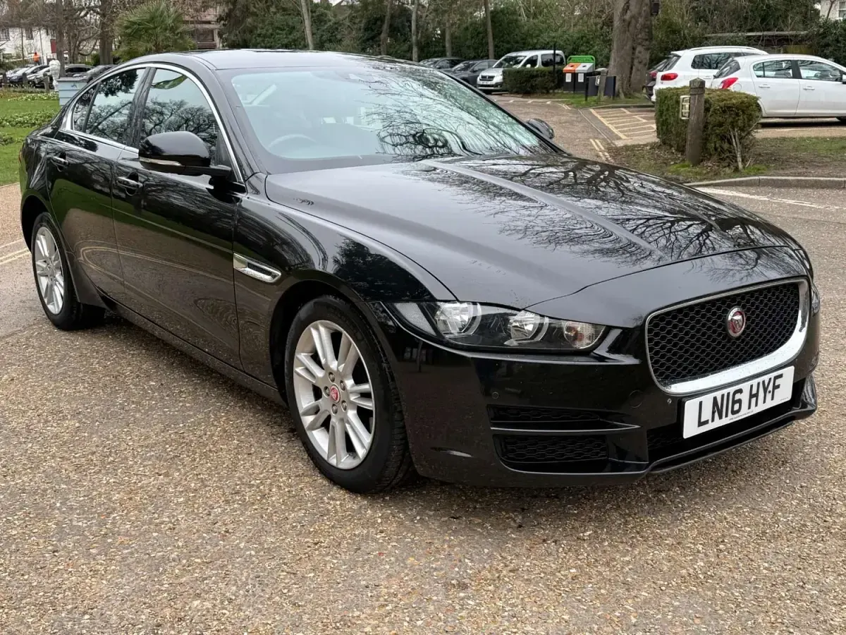 Używany Jaguar XE Prestige 180 KM (132 kW) 2016 Czarny Sedan/Limuzyna