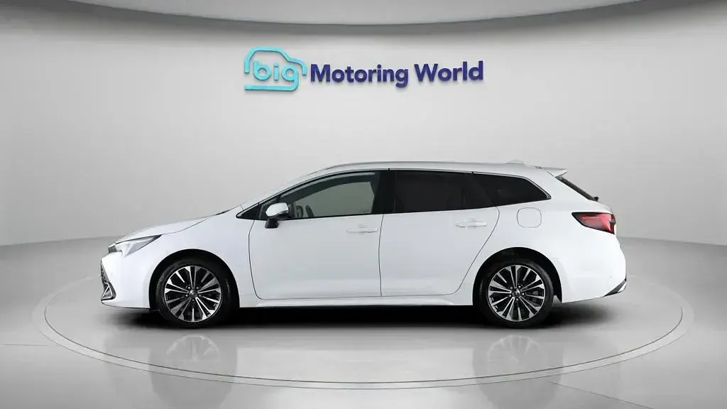 Used Toyota Corolla Design 140 HP (102 kW) 2023 White Estate