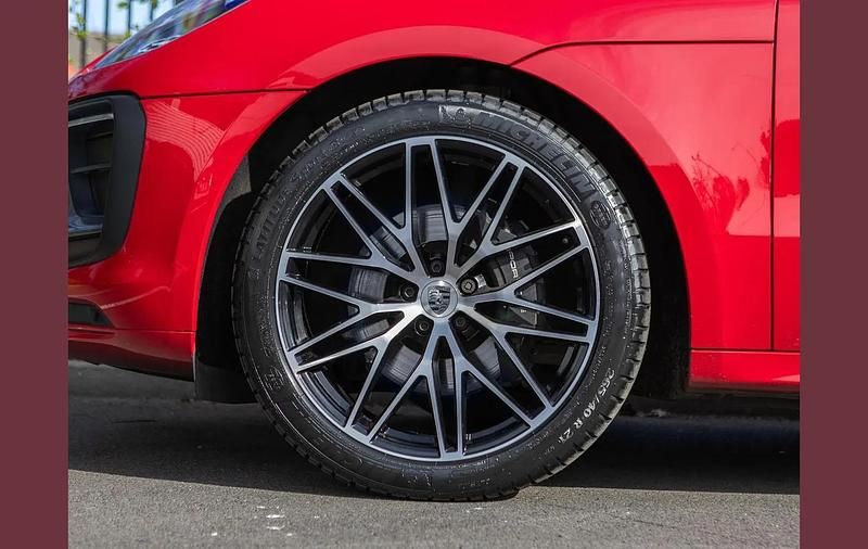 Used Porsche Macan 261 HP (191 kW) 2022 Red SUV