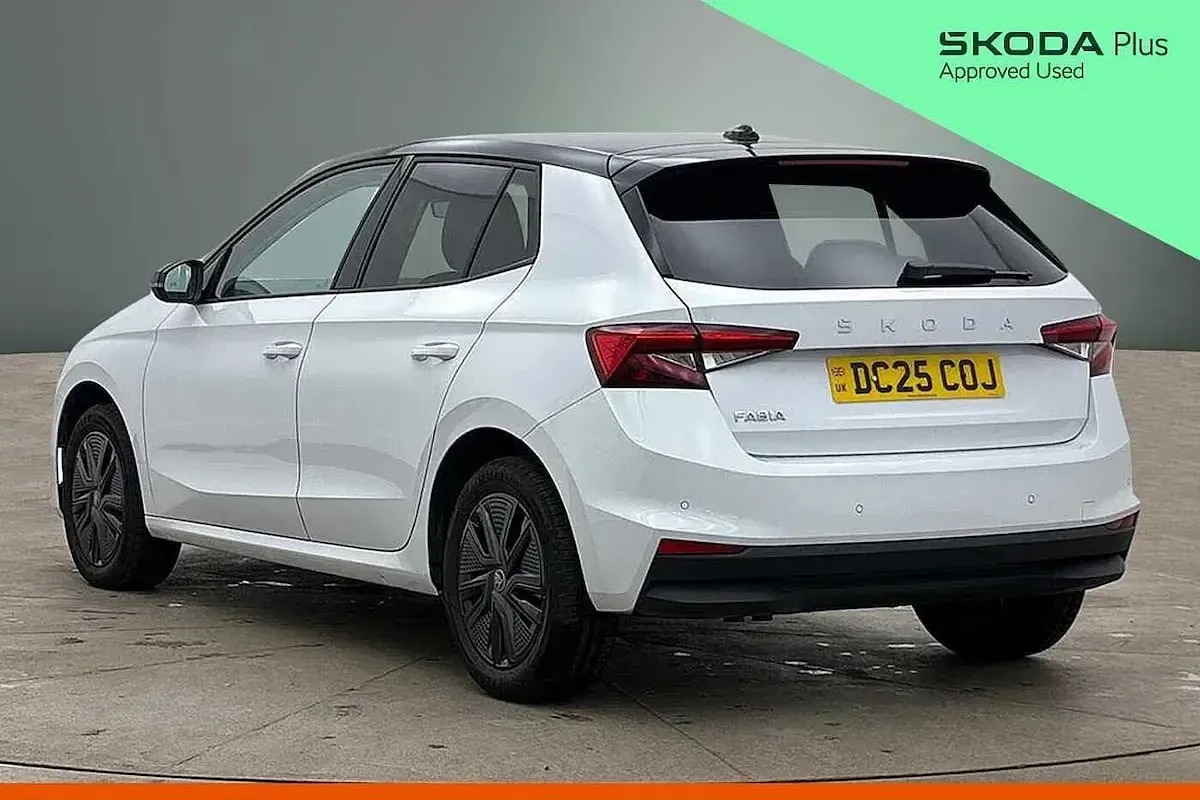 Usado Skoda Fabia Design Edition 110 CV (80 kW) 2025 Blanco Utilitario