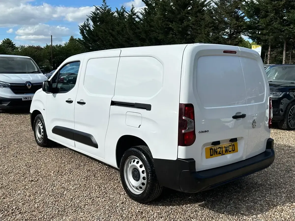 Used Vauxhall Combo 100 HP (73 kW) 2021 White MPV