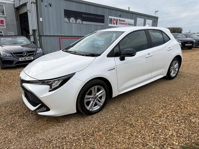Used Toyota Corolla 122 HP (89 kW) 2021 White Hatchback