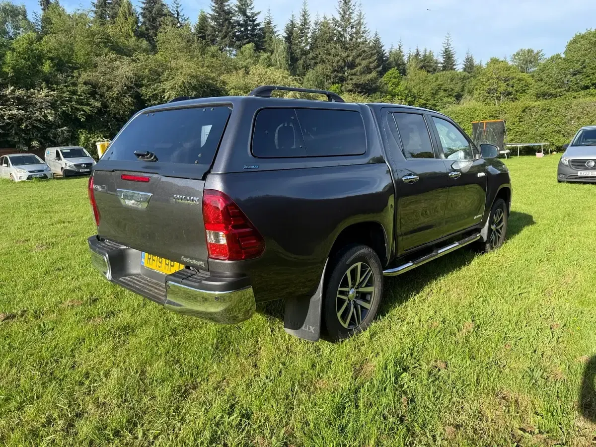 Used Toyota HiLux 150 HP (110 kW) 2019 Grey Pickup