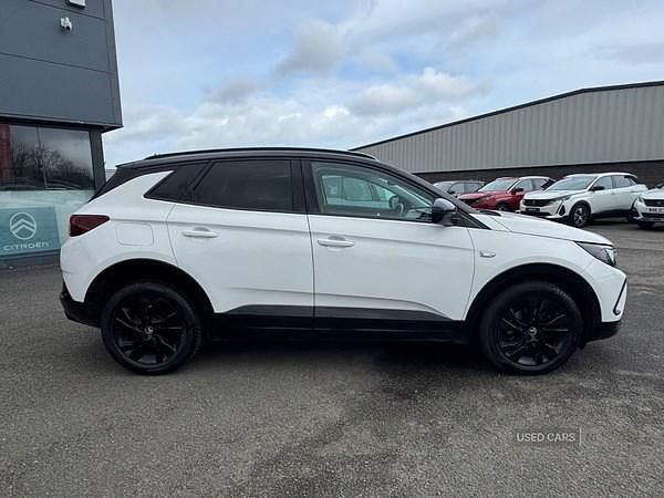 Used Vauxhall Grandland X SRi 130 HP (95 kW) 2022 White SUV
