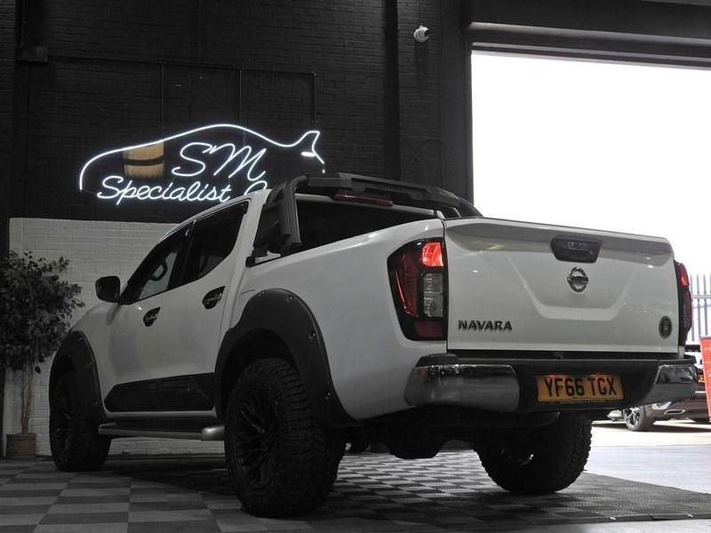 Used Nissan Navara Acenta+ 190 HP (139 kW) 2016 White Pickup