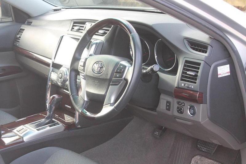 Used Toyota Mark X 200 HP (147 kW) 2025 Silver Sedan