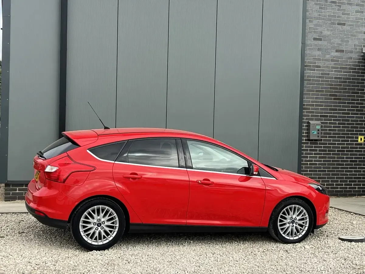 Used Ford Focus Zetec 125 HP (91 kW) 2014 Red Hatchback