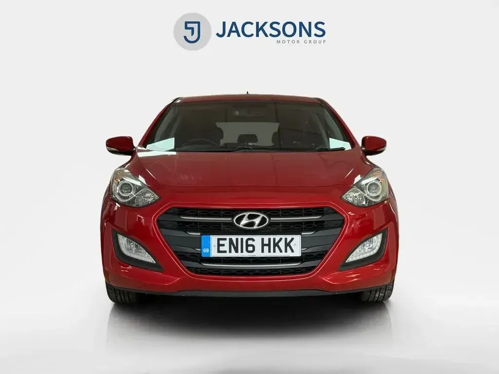 Used Hyundai i30 SE 100 HP (73 kW) 2016 Red Hatchback